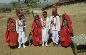अनोखी परंपरा: लिव इन रिलेशनशिप में रहते हैं माता पिता, बेटे-पोते करवाते हैं शादी